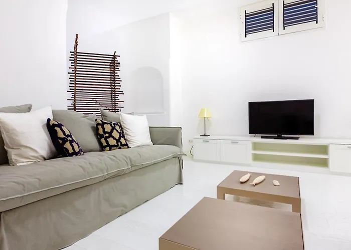 White Stylish Apartment 3